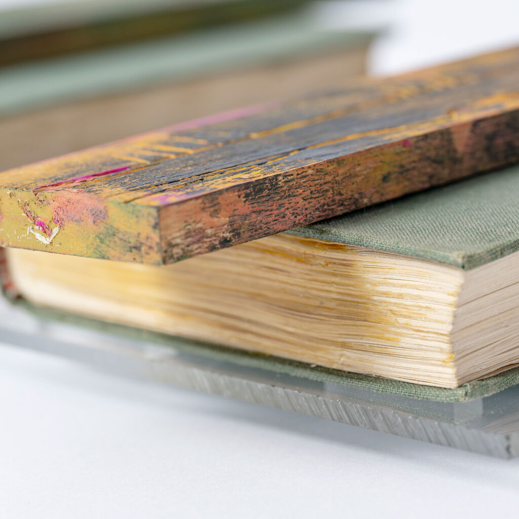 objekt-holz-buch-plexiglas-birgitt-verbeek-kunst-art-kaarst-2024-bilder-gruppen-Zeitreisen-5